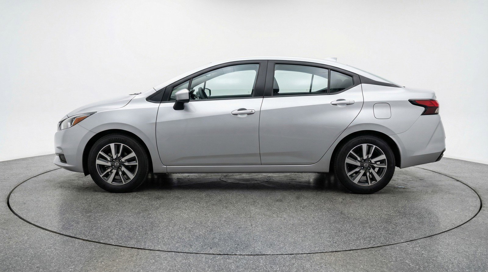 Used 2025 Nissan Versa SV image 5