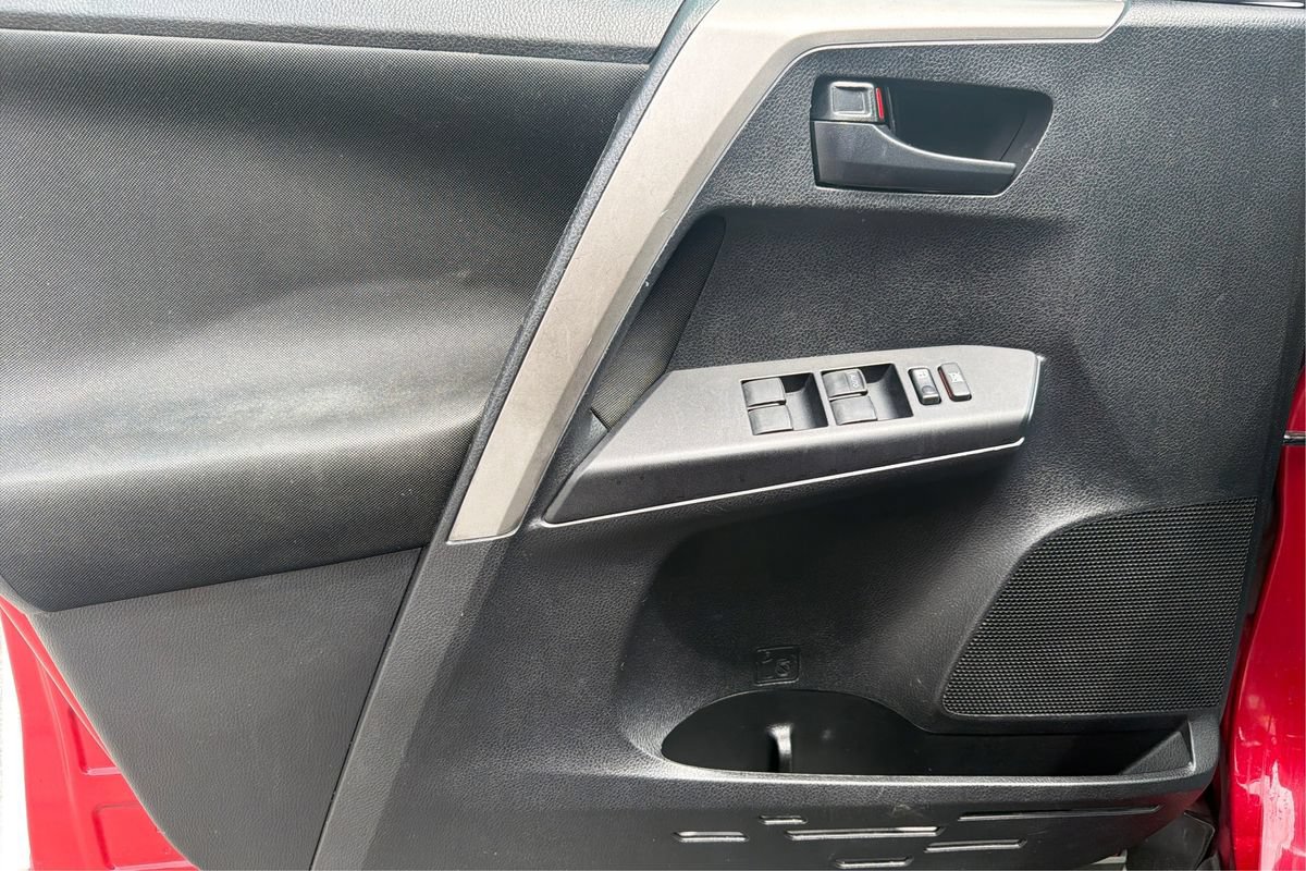 Used 2017 Toyota RAV4 LE FWD image 18