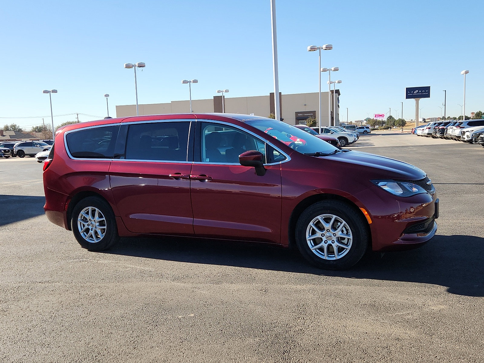 Used 2023 Chrysler Voyager LX image 8