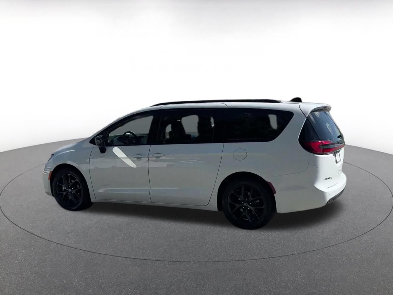 Used 2025 Chrysler Pacifica Limited FWD image 9