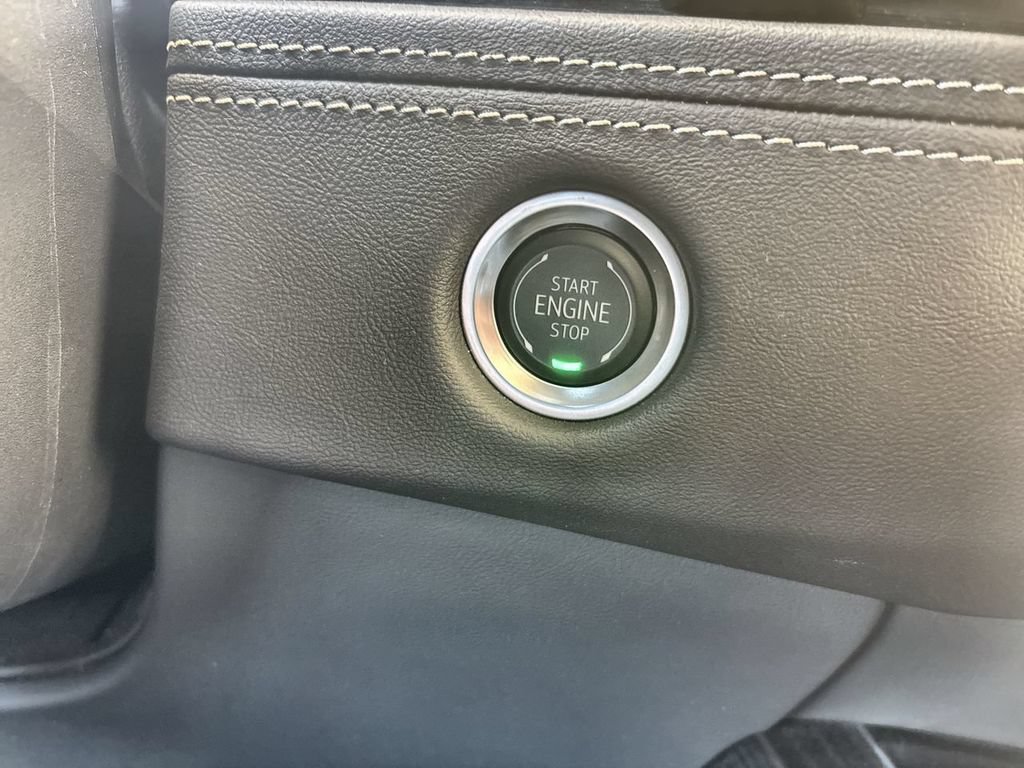 Certified 2025 Cadillac Escalade Premium Luxury AWD/4WD image 17