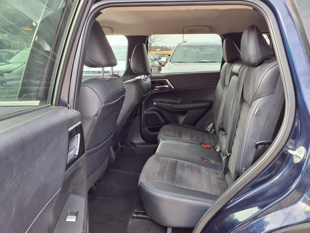 Used 2024 Mitsubishi Outlander SE Black Edition image 11