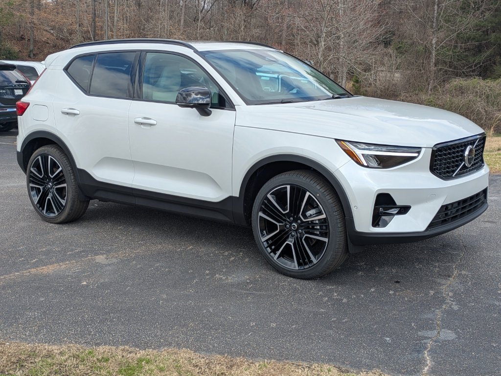New 2026 Volvo XC40 B4 Plus w/ Climate Package FWD image 8