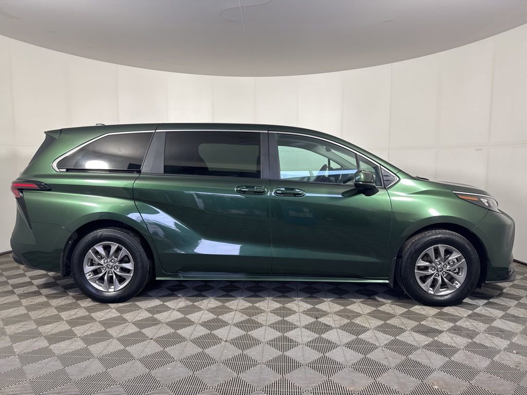 Used 2025 Toyota Sienna LE image 8