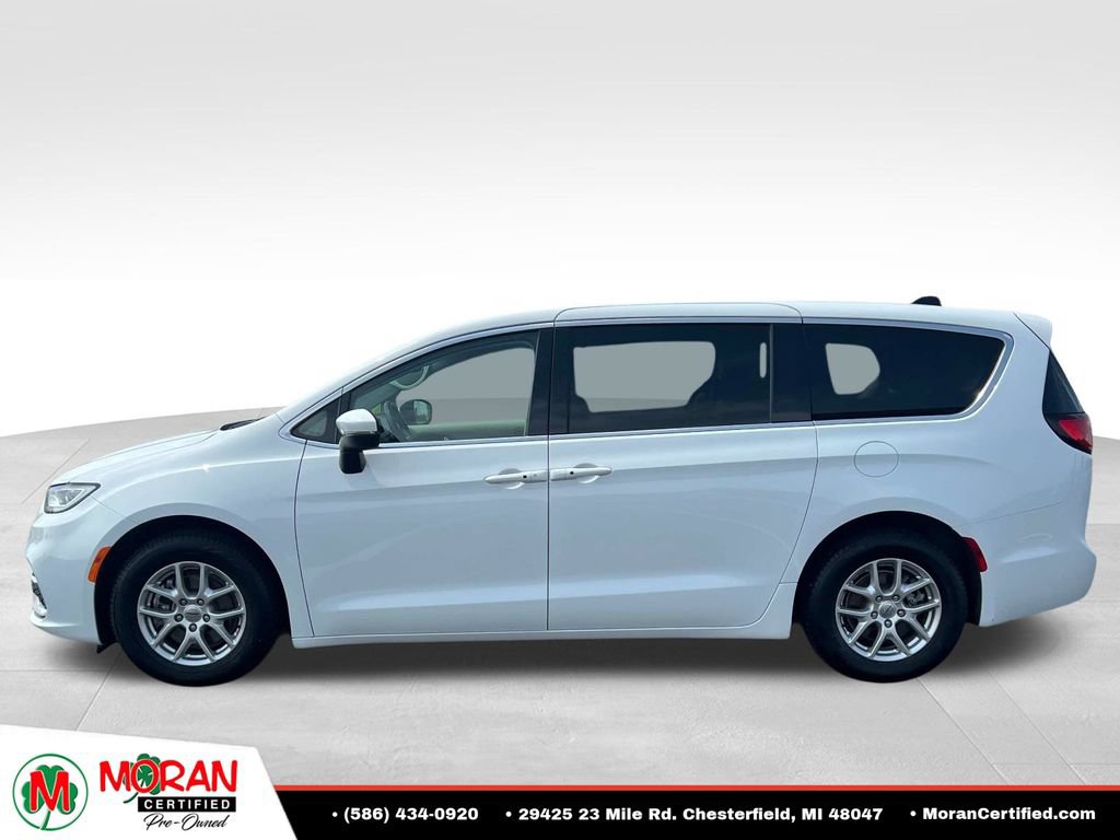Used 2023 Chrysler Pacifica Touring-L FWD image 2