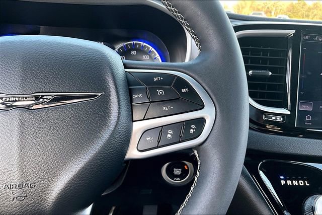 Used 2025 Chrysler Pacifica Select image 12