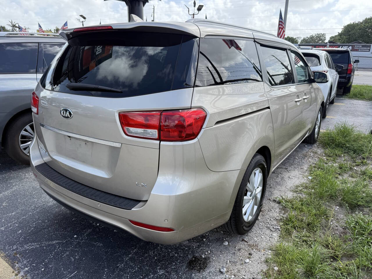 Used 2016 Kia Sedona LX w/ Option Group 020 FWD image 4