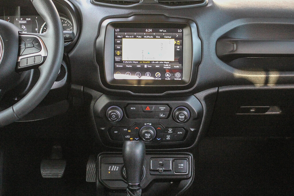 Used 2023 Jeep Renegade Latitude AWD/4WD image 3