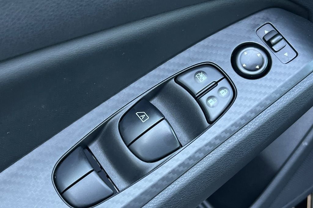 Used 2025 Nissan Altima 2.5 SV image 14