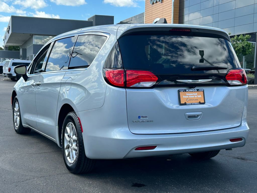 Used 2023 Chrysler Voyager LX FWD image 5