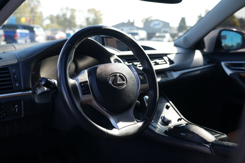 Used 2013 Lexus CT 200h w/ Premium Pkg w/Navigation FWD image 12