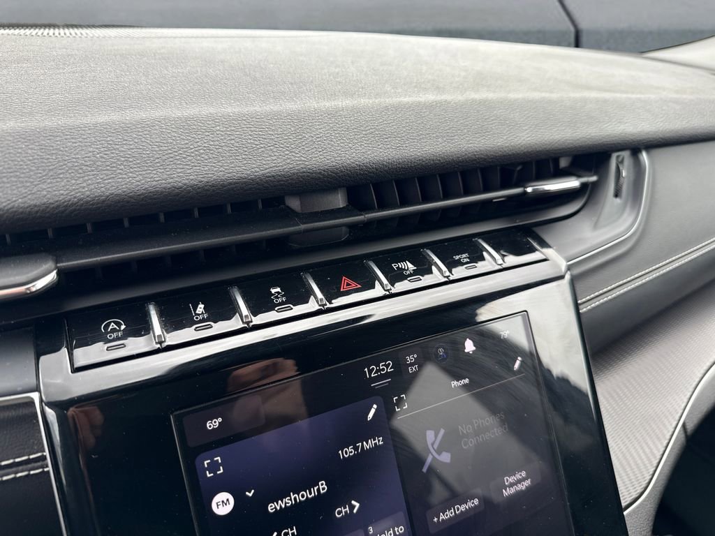 Used 2023 Jeep Grand Cherokee Laredo image 23