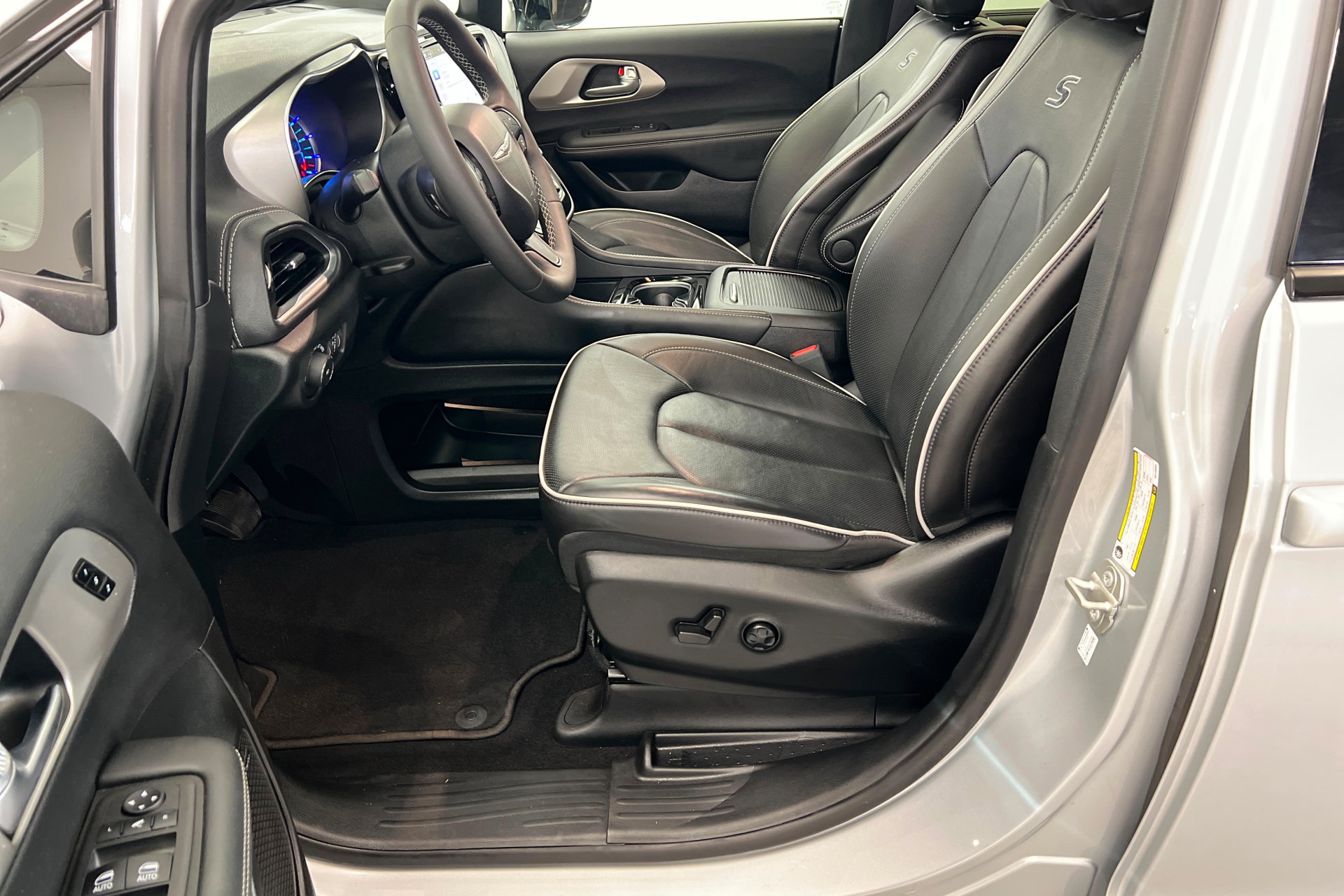 Used 2024 Chrysler Pacifica Premium FWD image 19