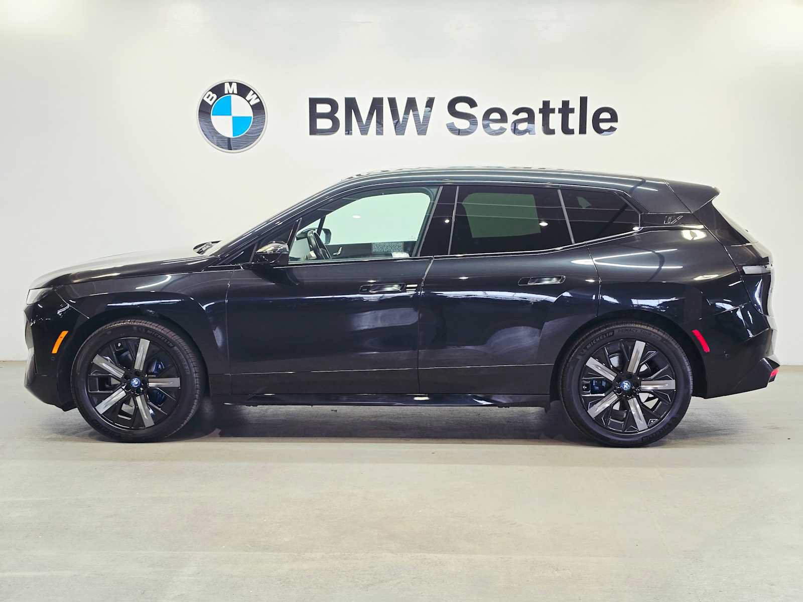 Used 2024 BMW iX xDrive50 w/ Sport Package AWD/4WD image 3