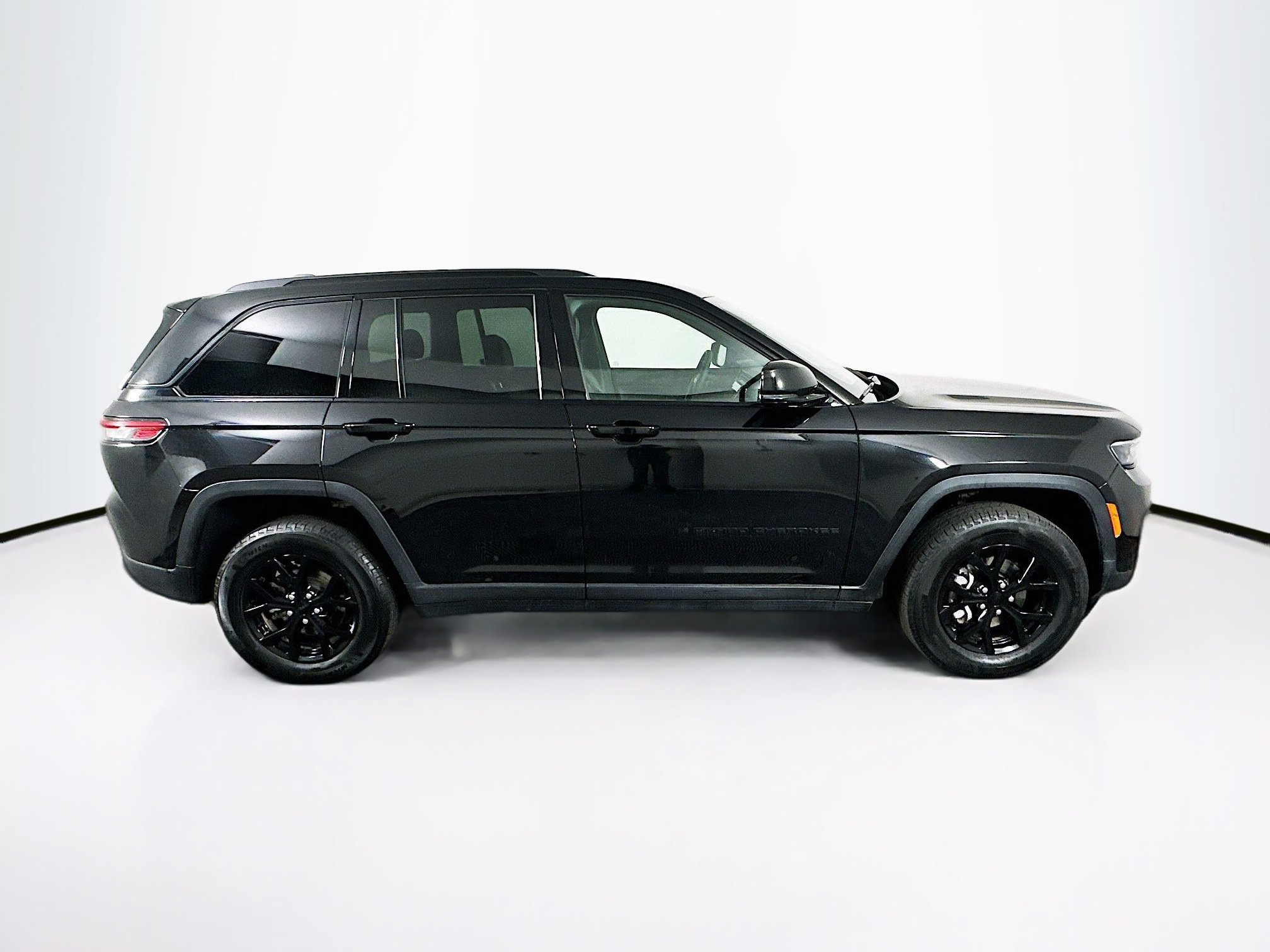Used 2025 Jeep Grand Cherokee Altitude image 10