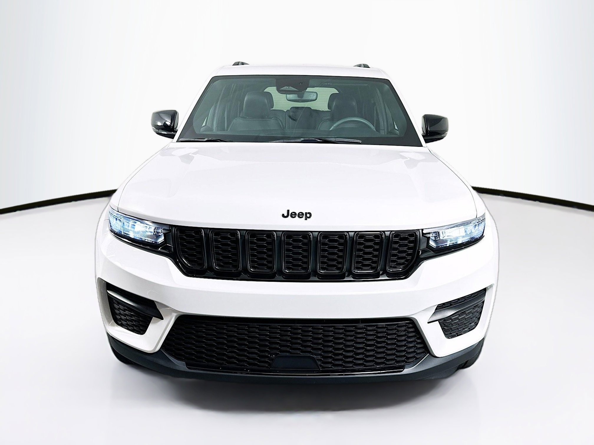 Used 2023 Jeep Grand Cherokee Altitude AWD/4WD image 2