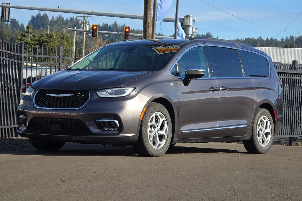 Used 2023 Chrysler Pacifica Limited image 7