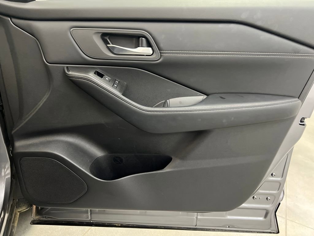 Used 2025 Nissan Rogue SL image 24