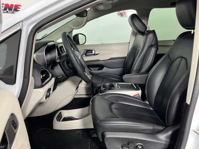 Used 2023 Chrysler Pacifica Touring-L image 23