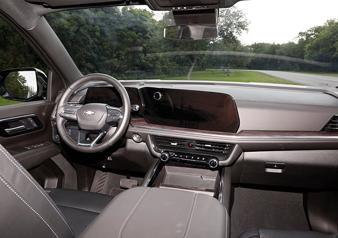 Used 2025 Chevrolet Suburban LS RWD image 13