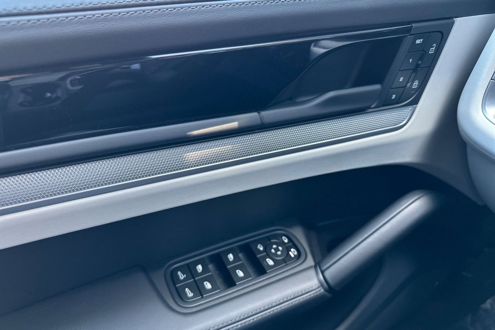 New 2025 Porsche Cayenne Coupe image 12