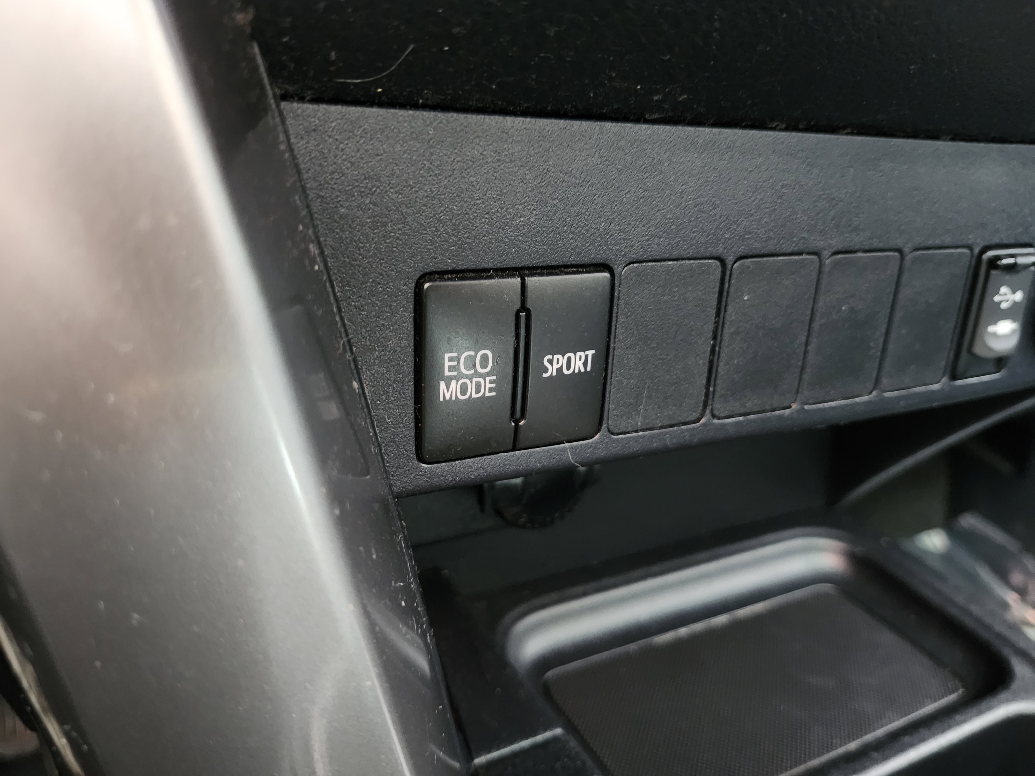 Used 2018 Toyota RAV4 XLE w/ Plus Extra Value Package AWD/4WD image 9