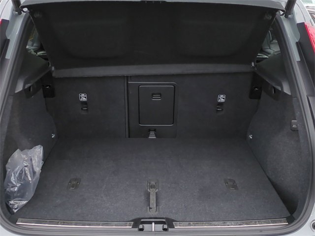 Used 2025 Volvo XC40 B5 Plus image 22