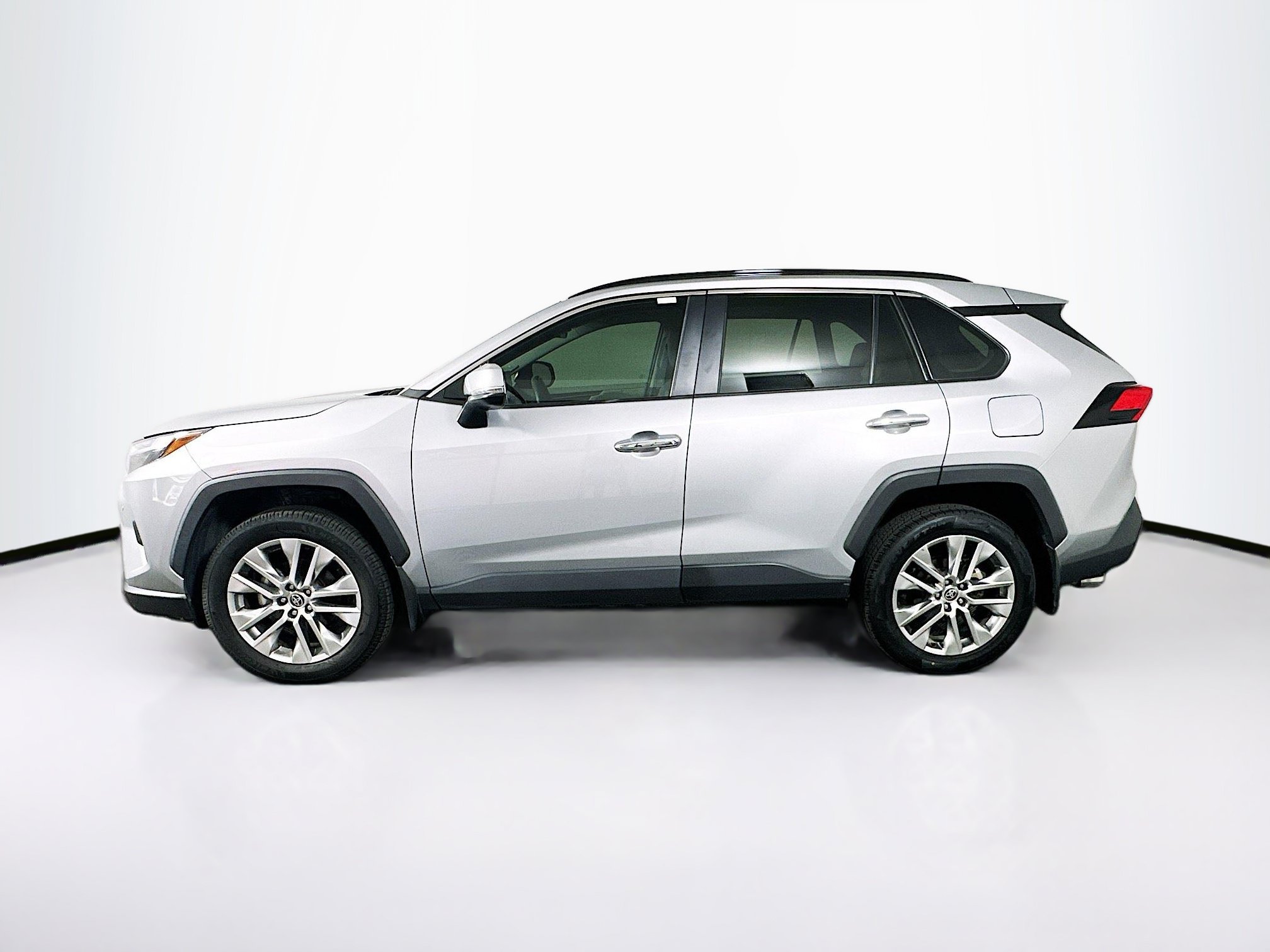 Used 2022 Toyota RAV4 Limited FWD image 4