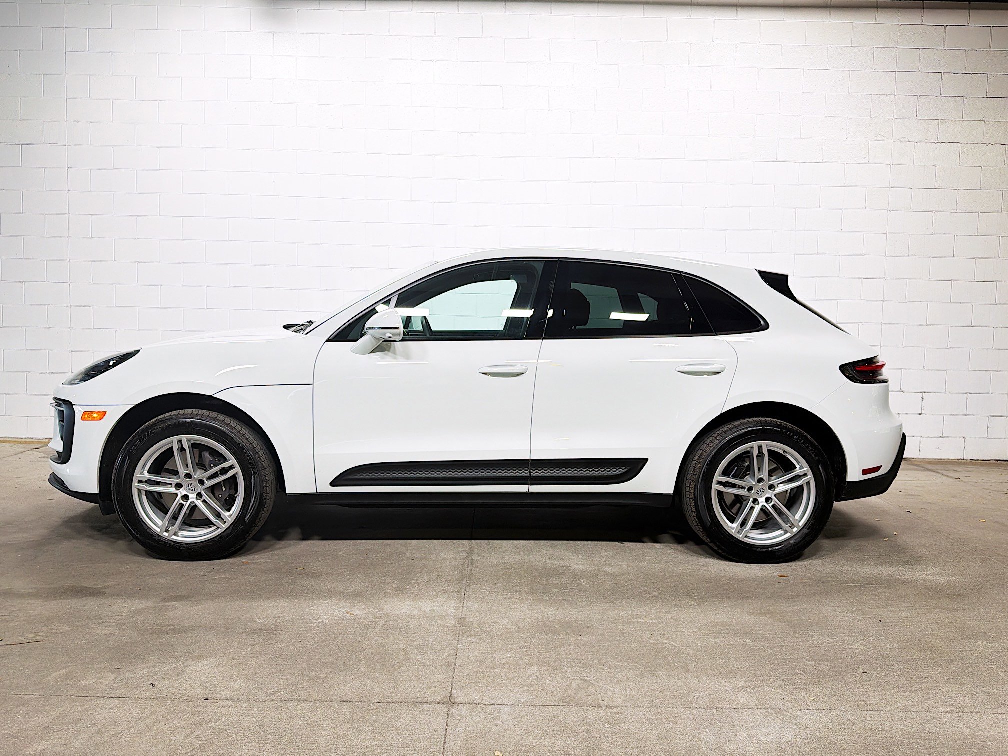 Used 2025 Porsche Macan image 2