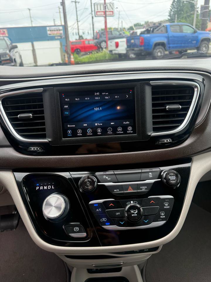Used 2018 Chrysler Pacifica L FWD image 22