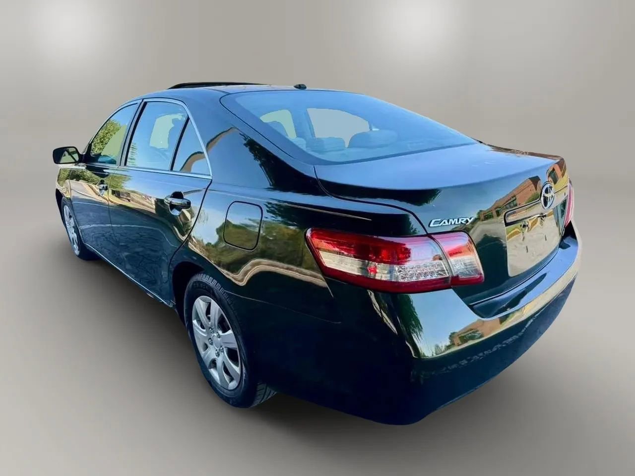 Used 2010 Toyota Camry LE FWD image 3