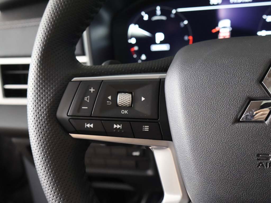 New 2025 Mitsubishi Outlander SE image 46