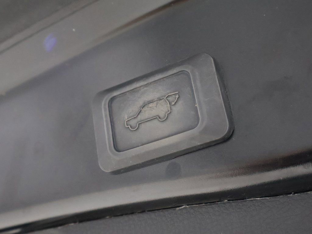 Used 2021 Toyota RAV4 XLE Premium image 23