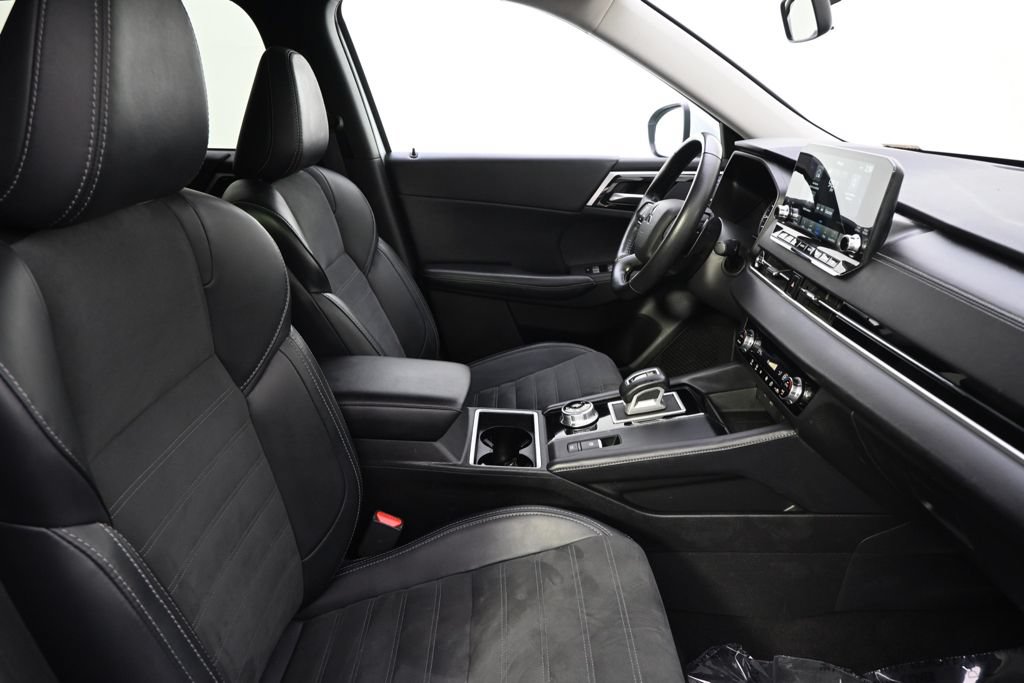 Used 2024 Mitsubishi Outlander SE AWD/4WD image 16