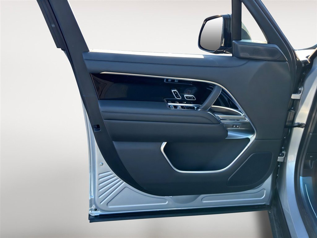 New 2025 Land Rover Range Rover SE image 8