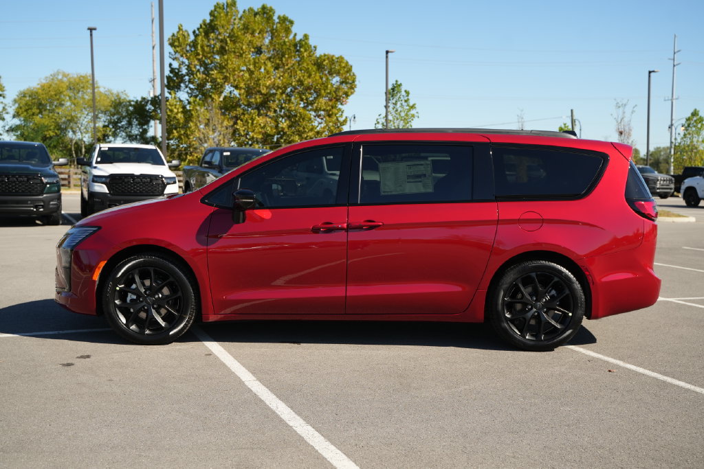 New 2027 Chrysler Pacifica Limited FWD image 4
