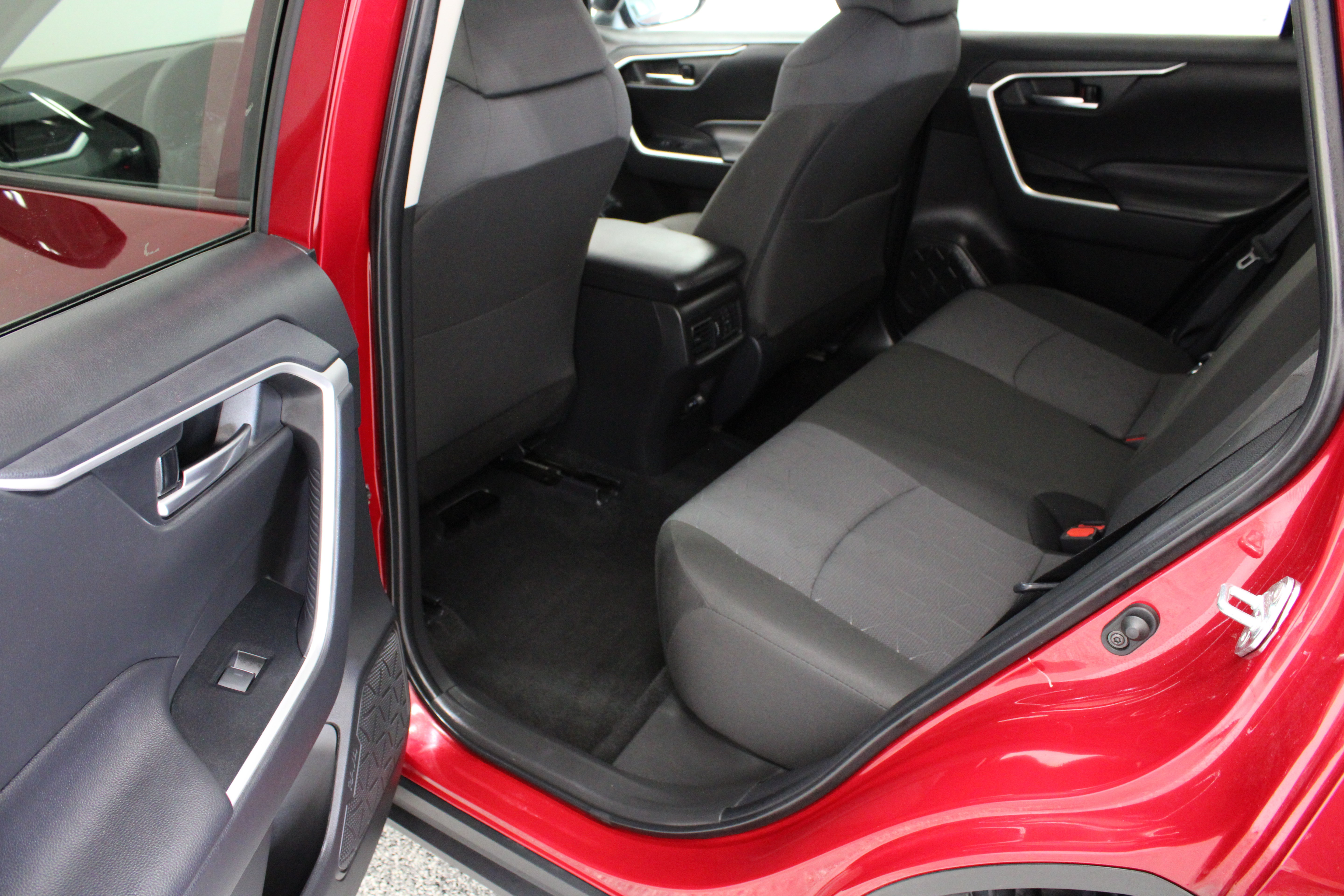 Used 2025 Toyota RAV4 XLE FWD image 27