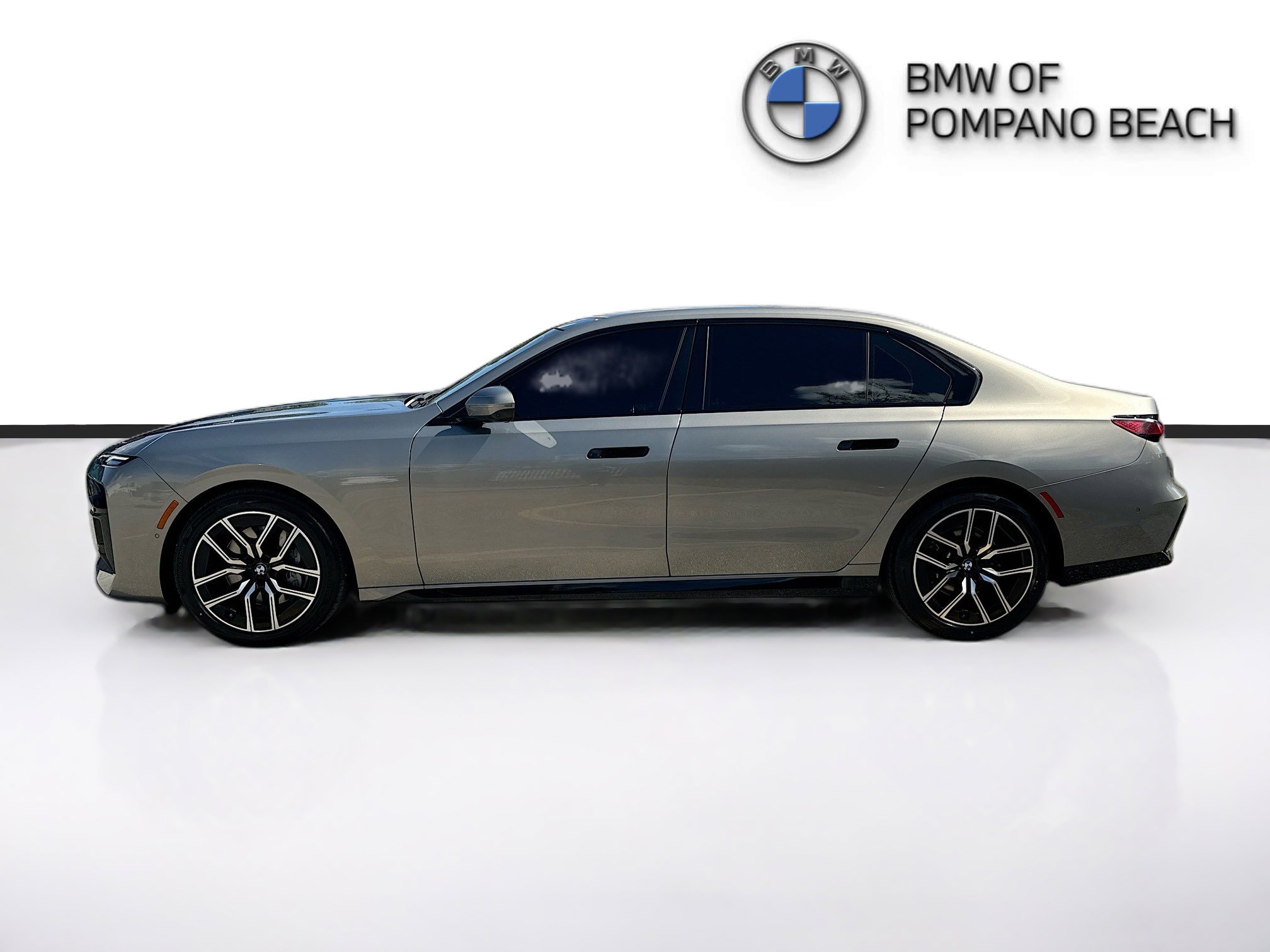 Used 2023 BMW 740i w/ Parking Assistance Package RWD image 4