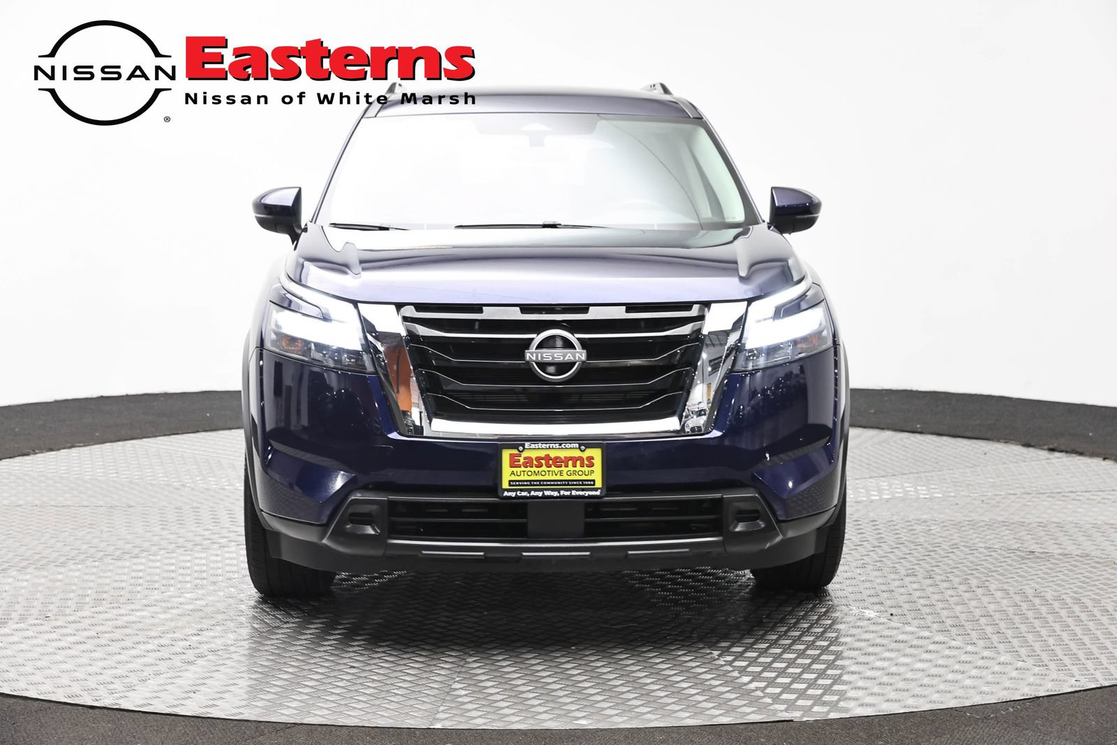 Used 2025 Nissan Pathfinder SV FWD image 2