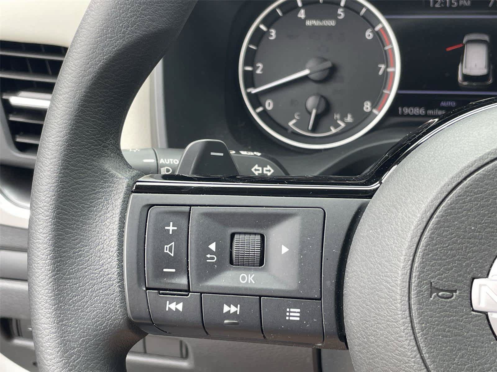 Used 2023 Nissan Rogue SV AWD/4WD image 18