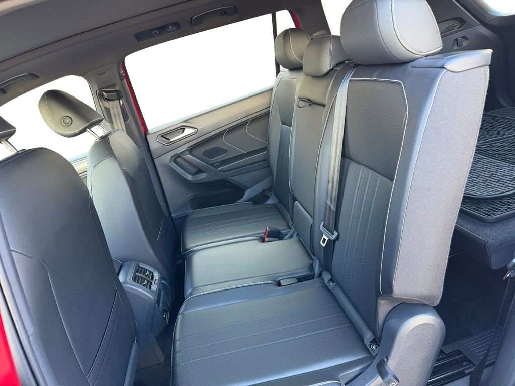 Used 2024 Volkswagen Tiguan SE R-Line image 13