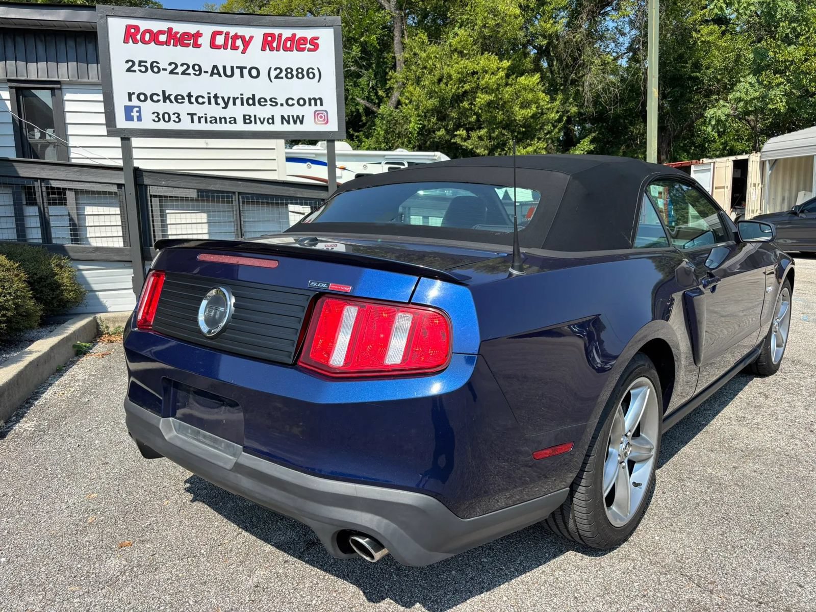 Used 2011 Ford Mustang GT Premium w/ Electronics Pkg RWD image 3