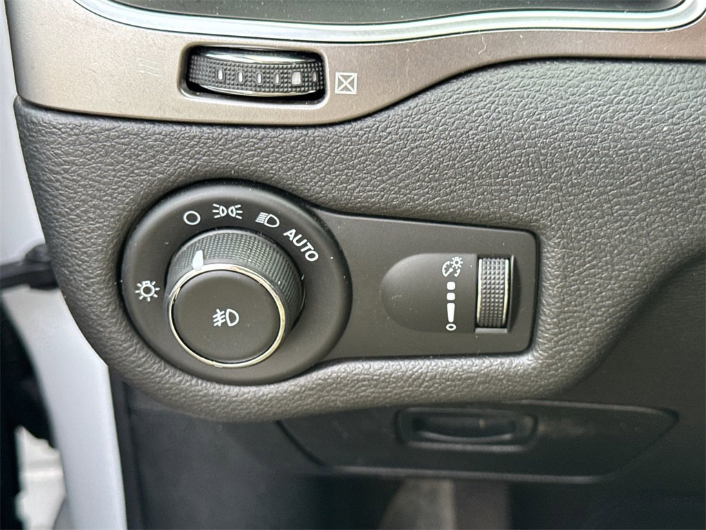 Used 2019 Jeep Cherokee Latitude w/ Popular Appearance Group image 23