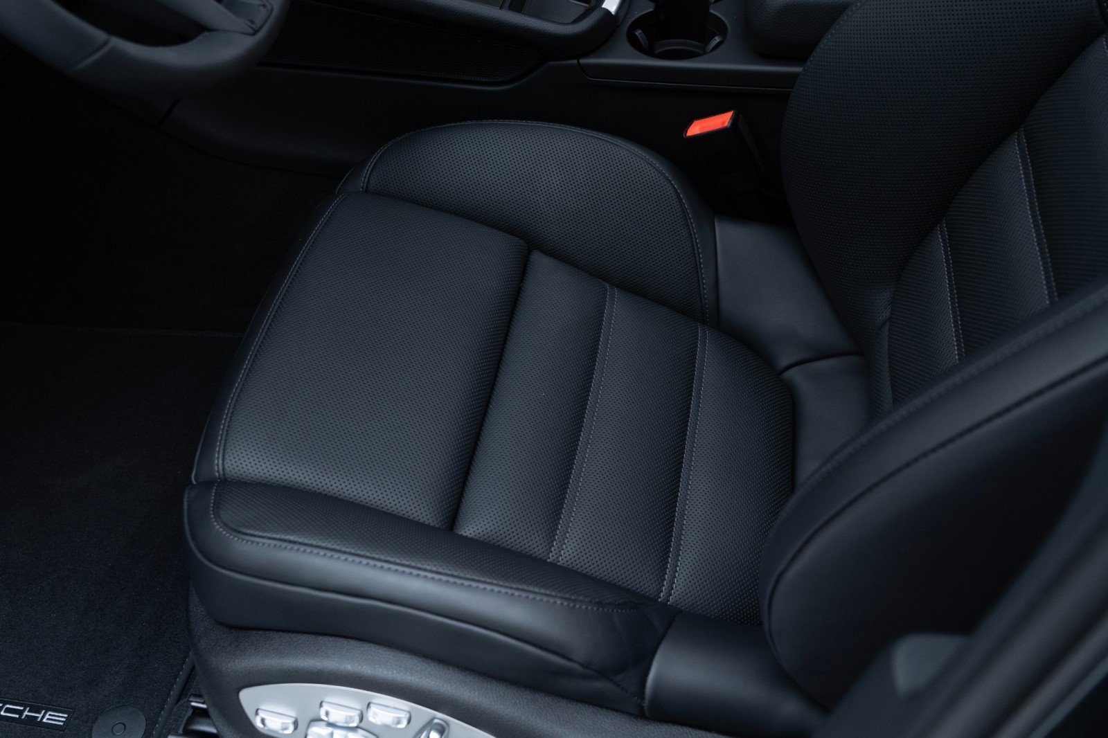 Certified 2025 Porsche Macan AWD/4WD image 17