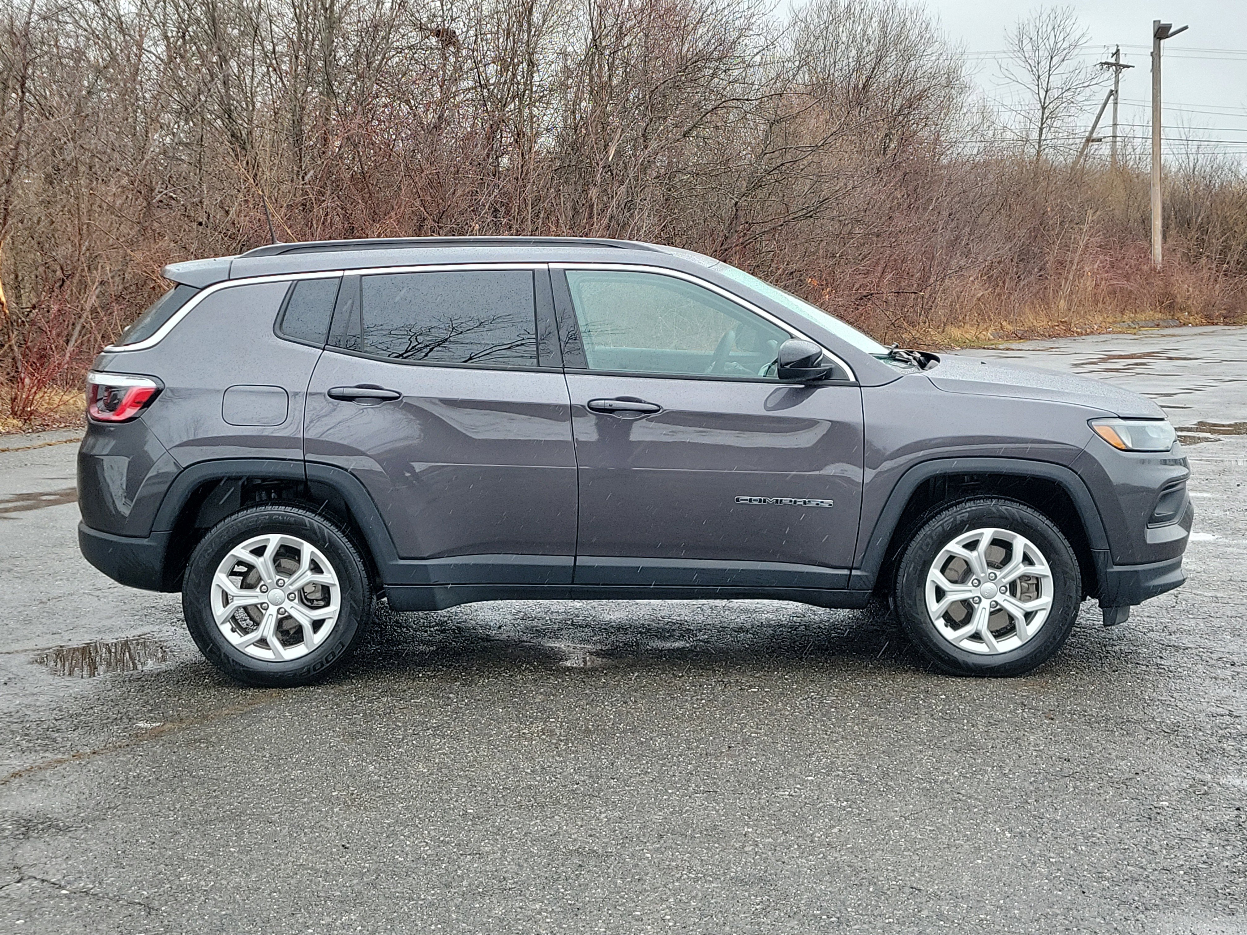 Used 2024 Jeep Compass Latitude image 4