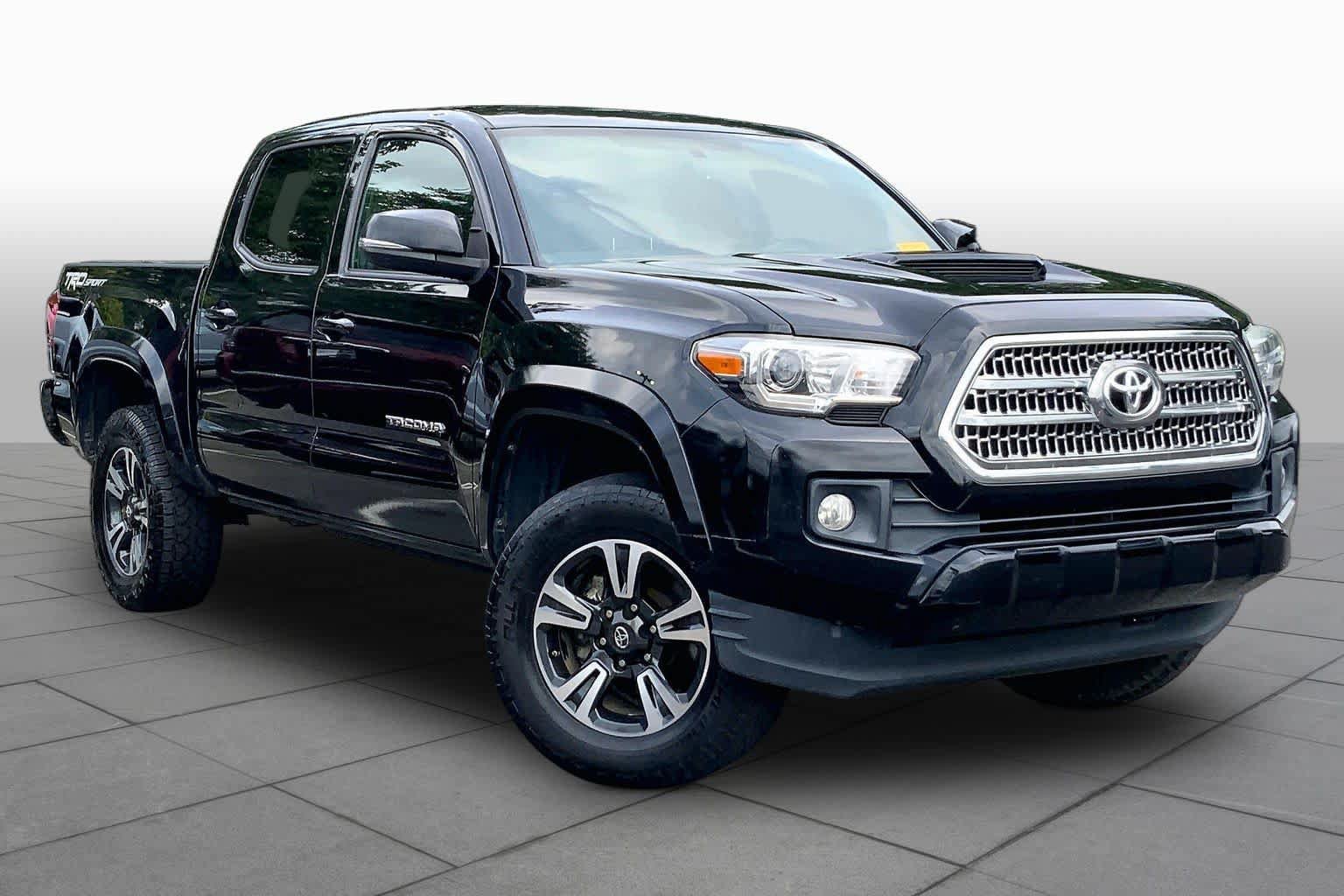 Used 2017 Toyota Tacoma TRD Sport w/ Tow Package RWD image 3