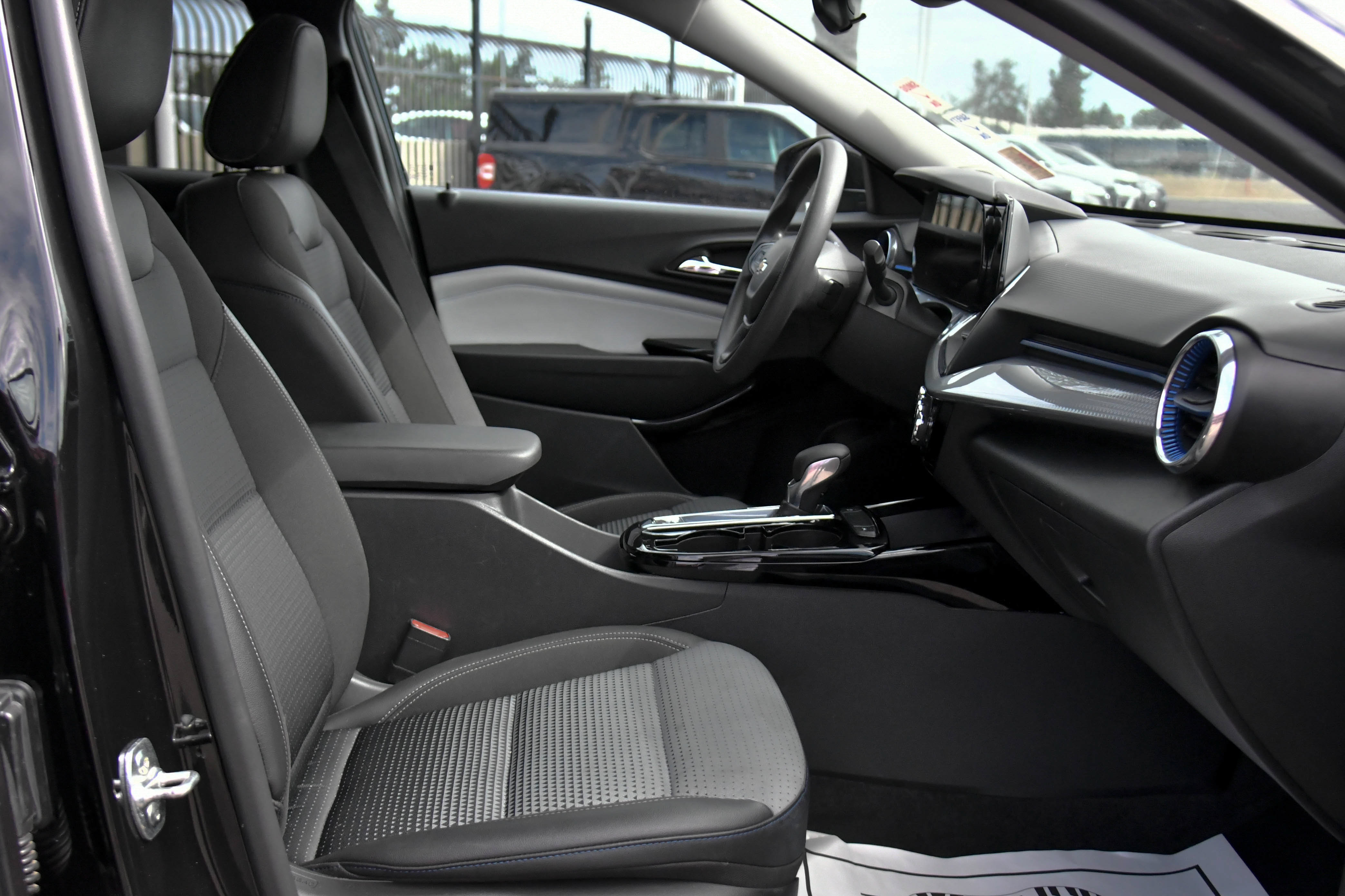 Used 2025 Chevrolet Trax LT FWD image 44