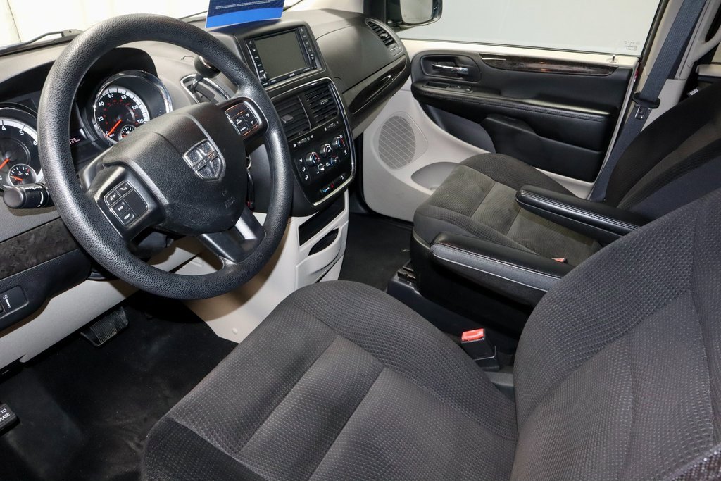 Used 2018 Dodge Grand Caravan SE w/ UConnect Hands-Free Group image 22