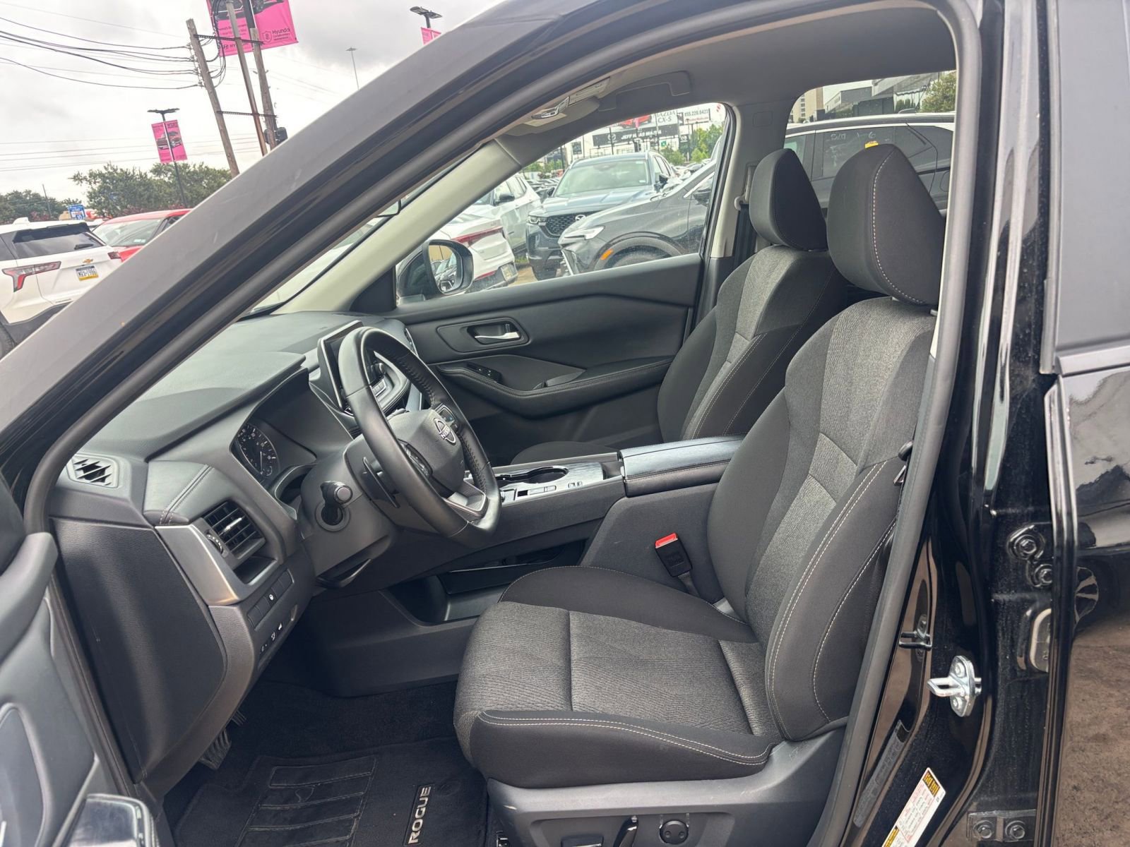 Used 2025 Nissan Rogue SV FWD image 29