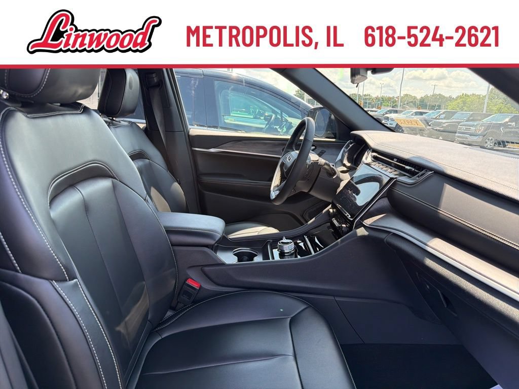 Used 2024 Jeep Grand Cherokee Limited w/ Black Appearance Package AWD/4WD image 8